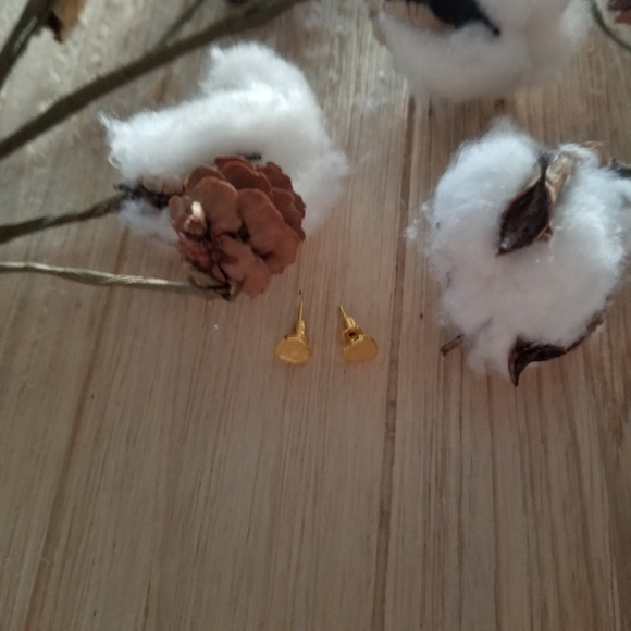 💜💜💜Super Adorable Heart Studs in GOLD 💜💜💜 - Picture 7 of 10